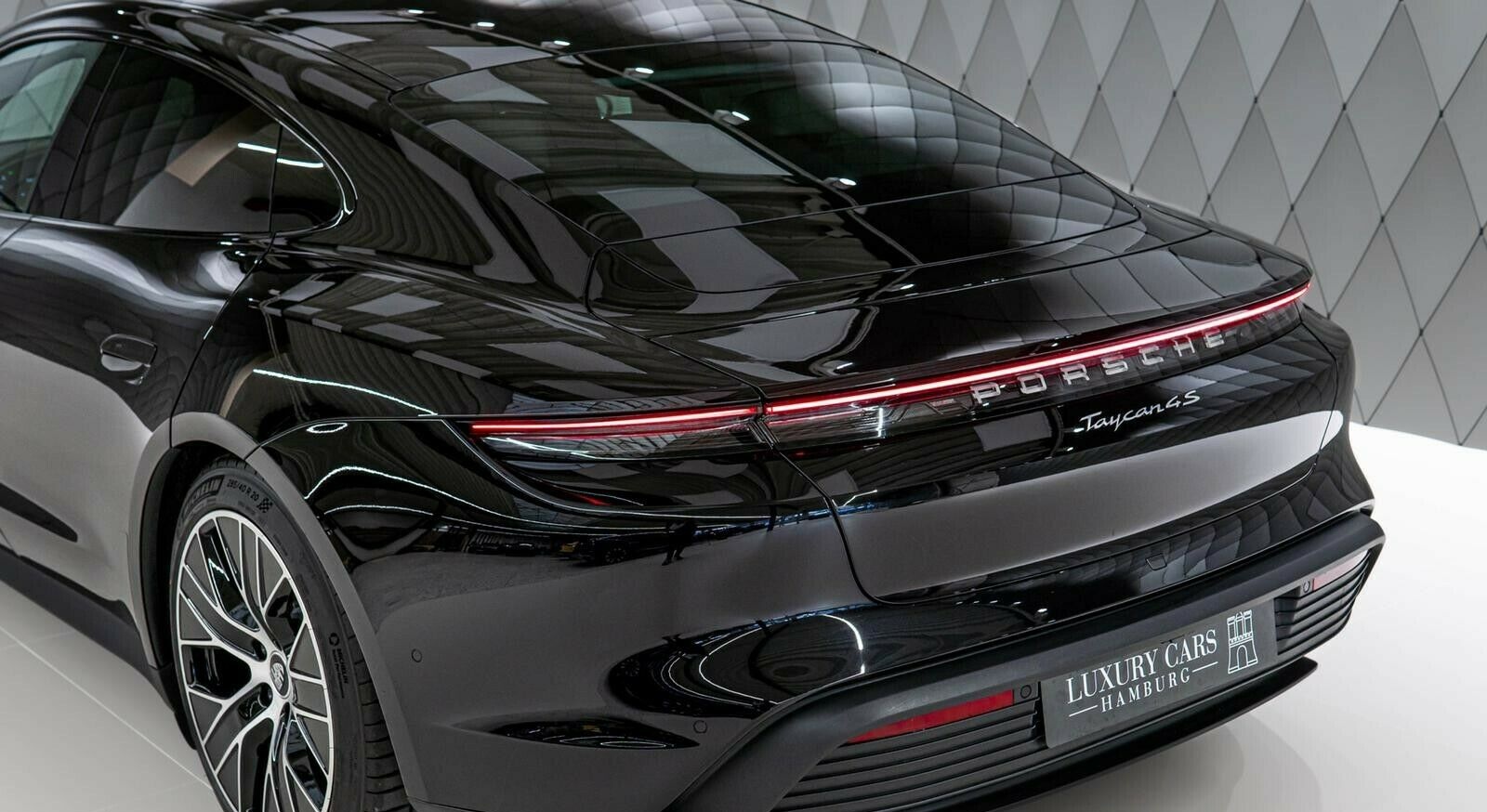 Porsche Taycan 4S photo 4